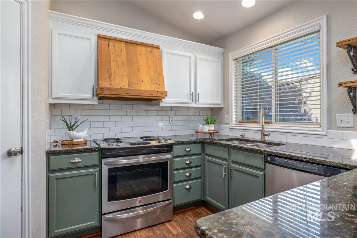 1379 N Caterpillar Ave, Kuna, Idaho 83634, 3 Bedrooms, 2 Bathrooms, Residential For Sale, Price $385,000,MLS 98991309