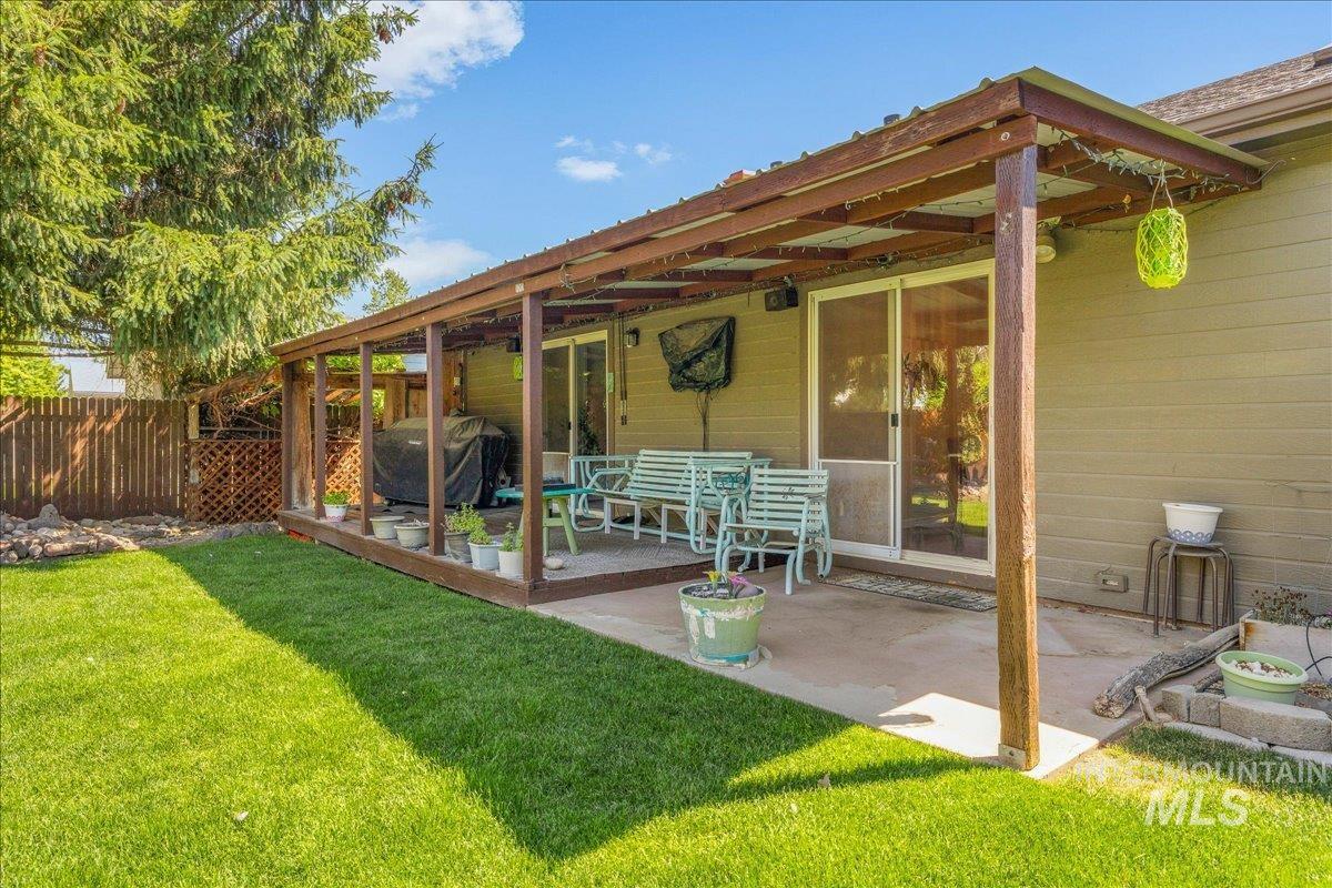 1379 N Caterpillar Ave, Kuna, Idaho 83634, 3 Bedrooms, 2 Bathrooms, Residential For Sale, Price $385,000,MLS 98991309