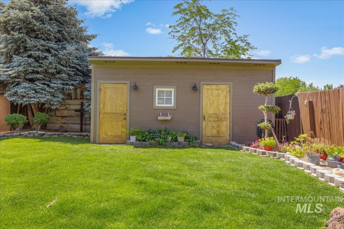 1379 N Caterpillar Ave, Kuna, Idaho 83634, 3 Bedrooms, 2 Bathrooms, Residential For Sale, Price $385,000,MLS 98991309