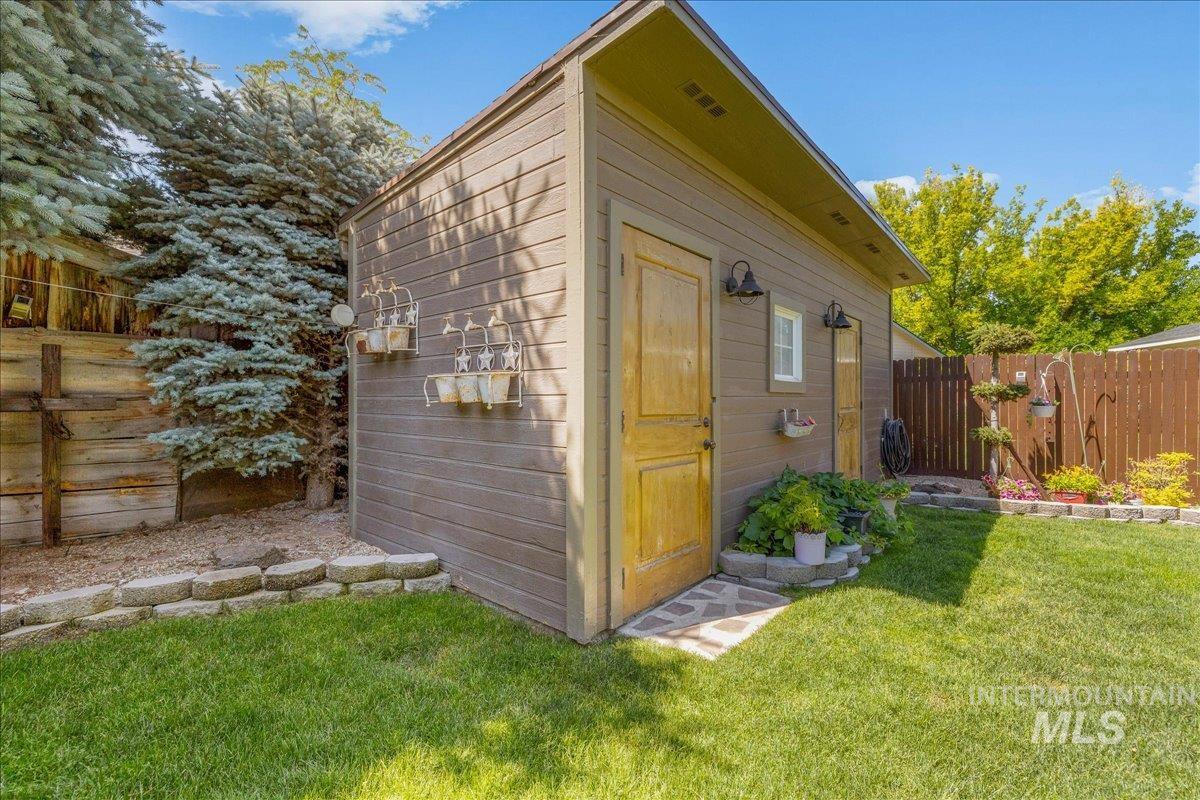 1379 N Caterpillar Ave, Kuna, Idaho 83634, 3 Bedrooms, 2 Bathrooms, Residential For Sale, Price $385,000,MLS 98991309