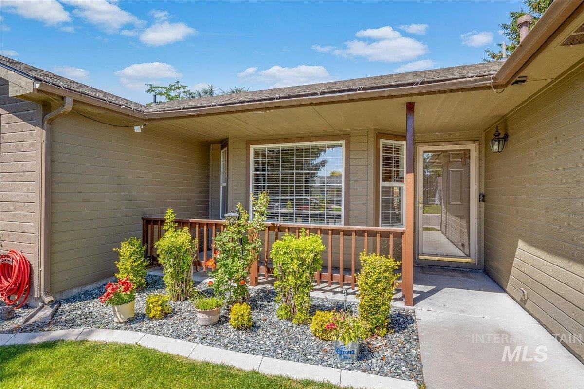 1379 N Caterpillar Ave, Kuna, Idaho 83634, 3 Bedrooms, 2 Bathrooms, Residential For Sale, Price $385,000,MLS 98991309
