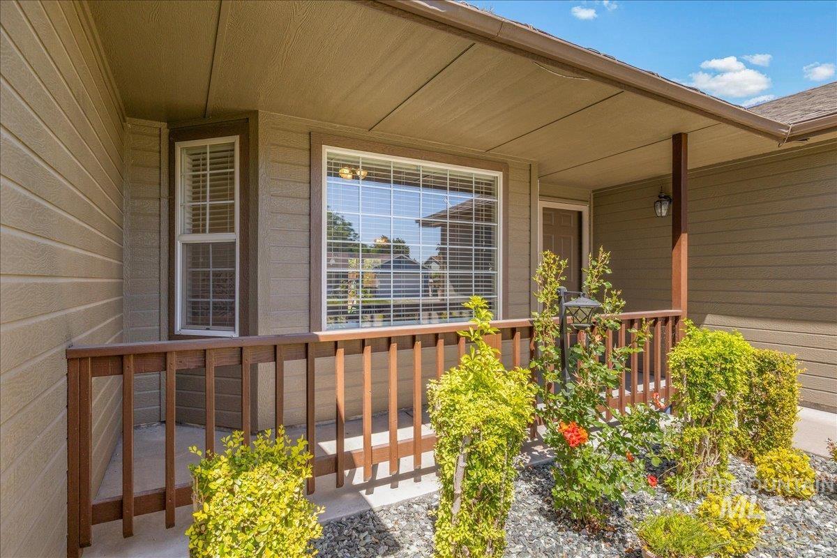 1379 N Caterpillar Ave, Kuna, Idaho 83634, 3 Bedrooms, 2 Bathrooms, Residential For Sale, Price $385,000,MLS 98991309