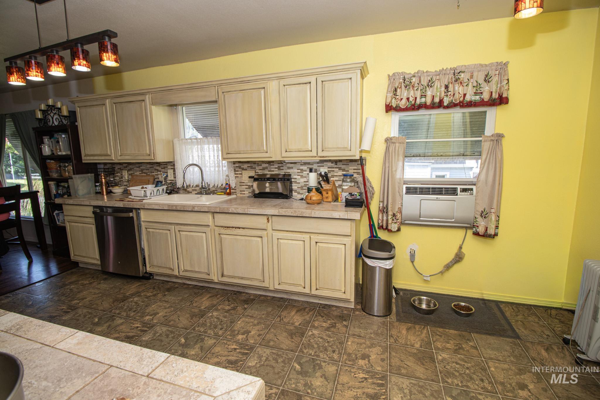 216 Tamarac St, Orofino, Idaho 83544, 2 Bedrooms, 2 Bathrooms, Residential For Sale, Price $259,000, 98991354