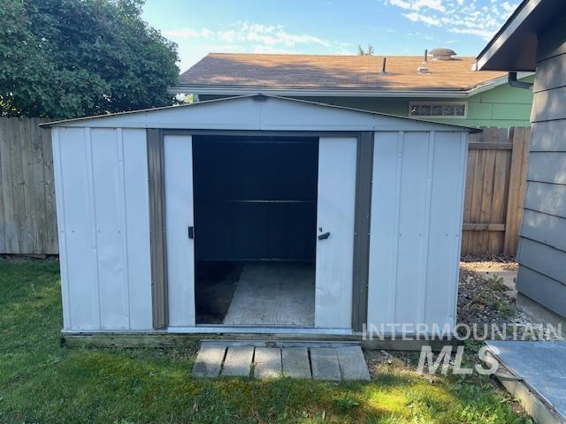 3298 N Clayton Place, Boise, Idaho 83704, 3 Bedrooms, 1 Bathroom, Residential For Sale, Price $389,900,MLS 98991365