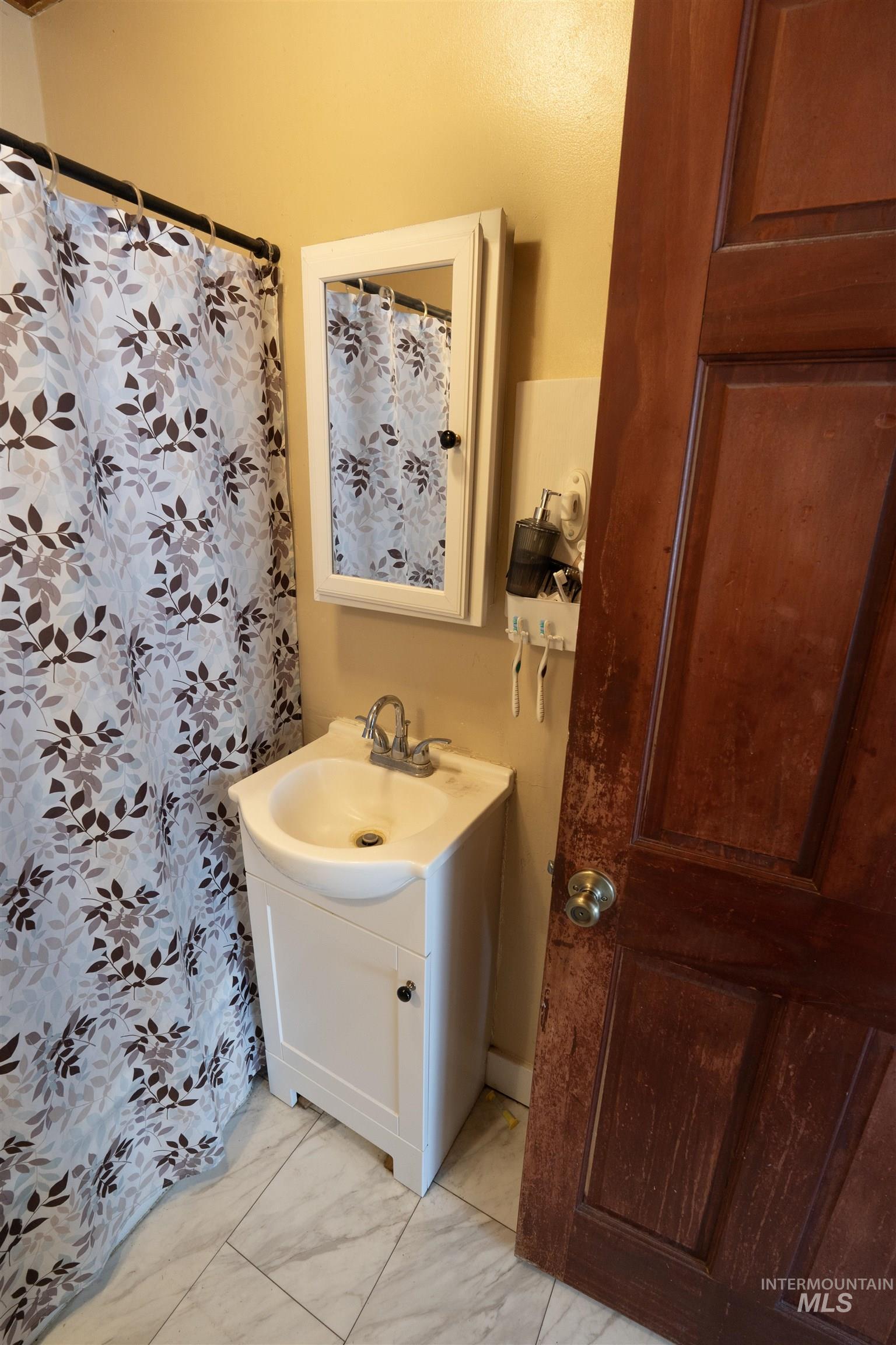 376 Quincy Street, Twin Falls, Idaho 83301, 2 Bedrooms, 1 Bathroom, Residential Income For Sale, Price $325,000,MLS 98991368