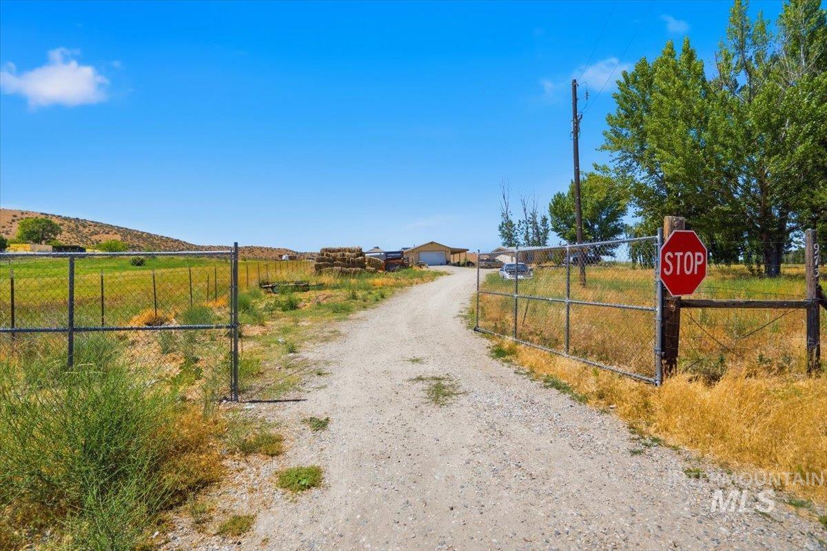 9735 Bill Burns Rd, Emmett, Idaho 83617-9707, 3 Bedrooms, 2 Bathrooms, Residential For Sale, Price $429,900,MLS 98991383