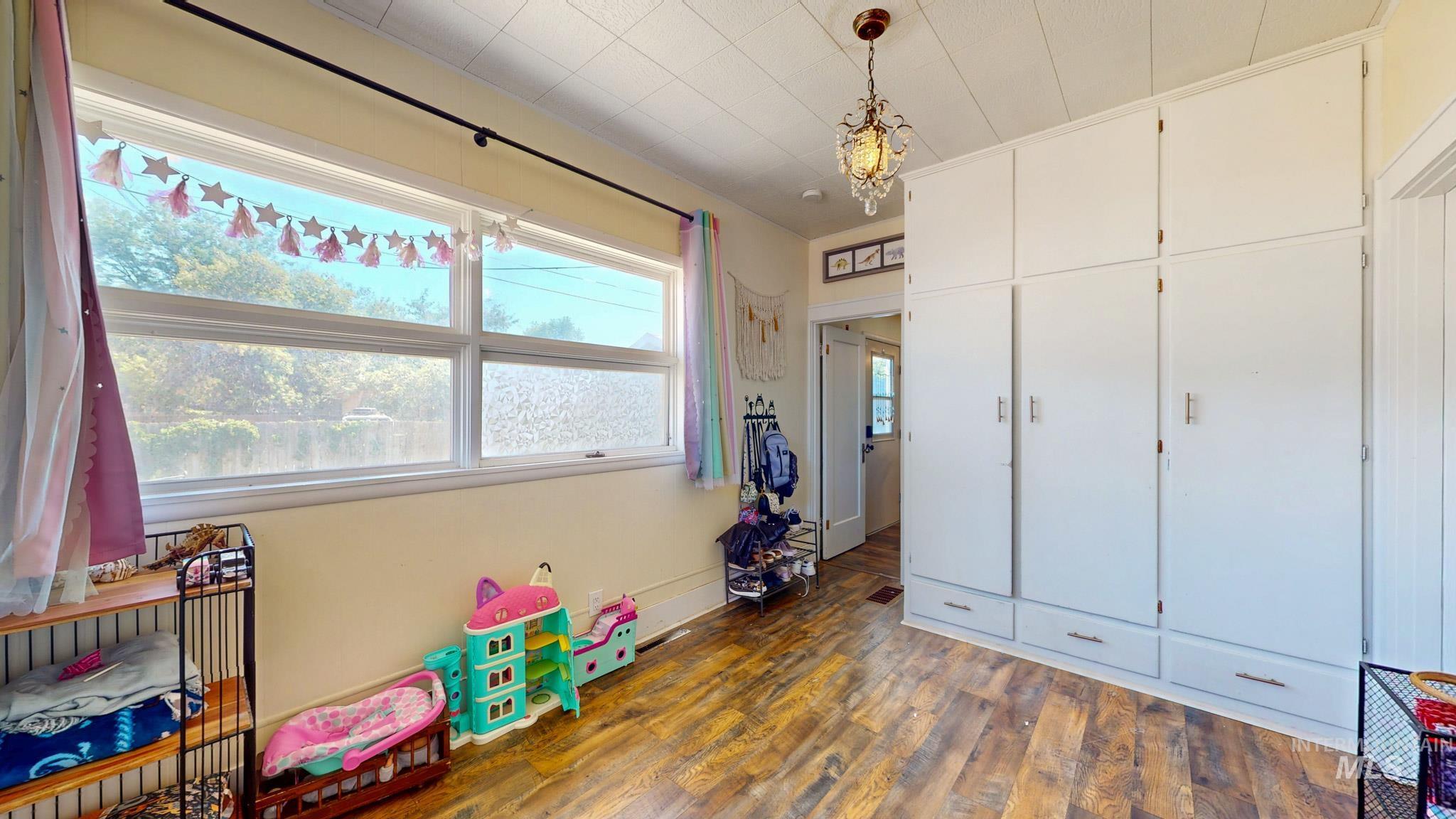 243 8th Ave E, Twin Falls, Idaho 83301, 4 Bedrooms, 2.5 Bathrooms, Residential For Sale, Price $359,900,MLS 98991391