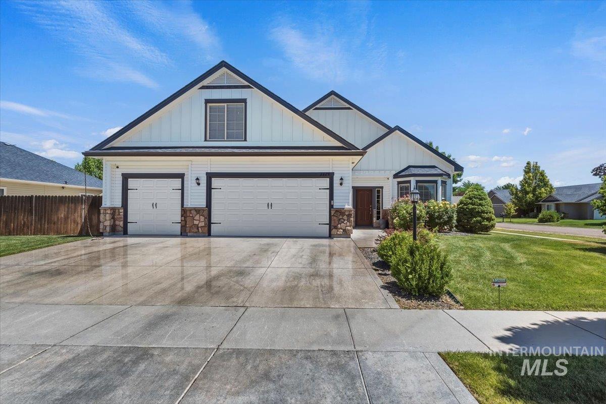 2229 W Rock Creek Dr., Nampa, Idaho 83686, 5 Bedrooms, 3 Bathrooms, Residential For Sale, Price $664,900,MLS 98991401