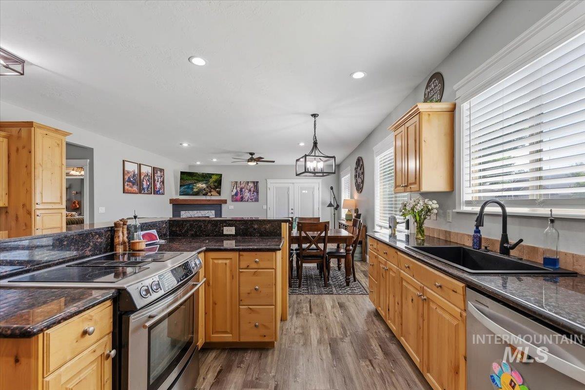 2229 W Rock Creek Dr., Nampa, Idaho 83686, 5 Bedrooms, 3 Bathrooms, Residential For Sale, Price $664,900,MLS 98991401