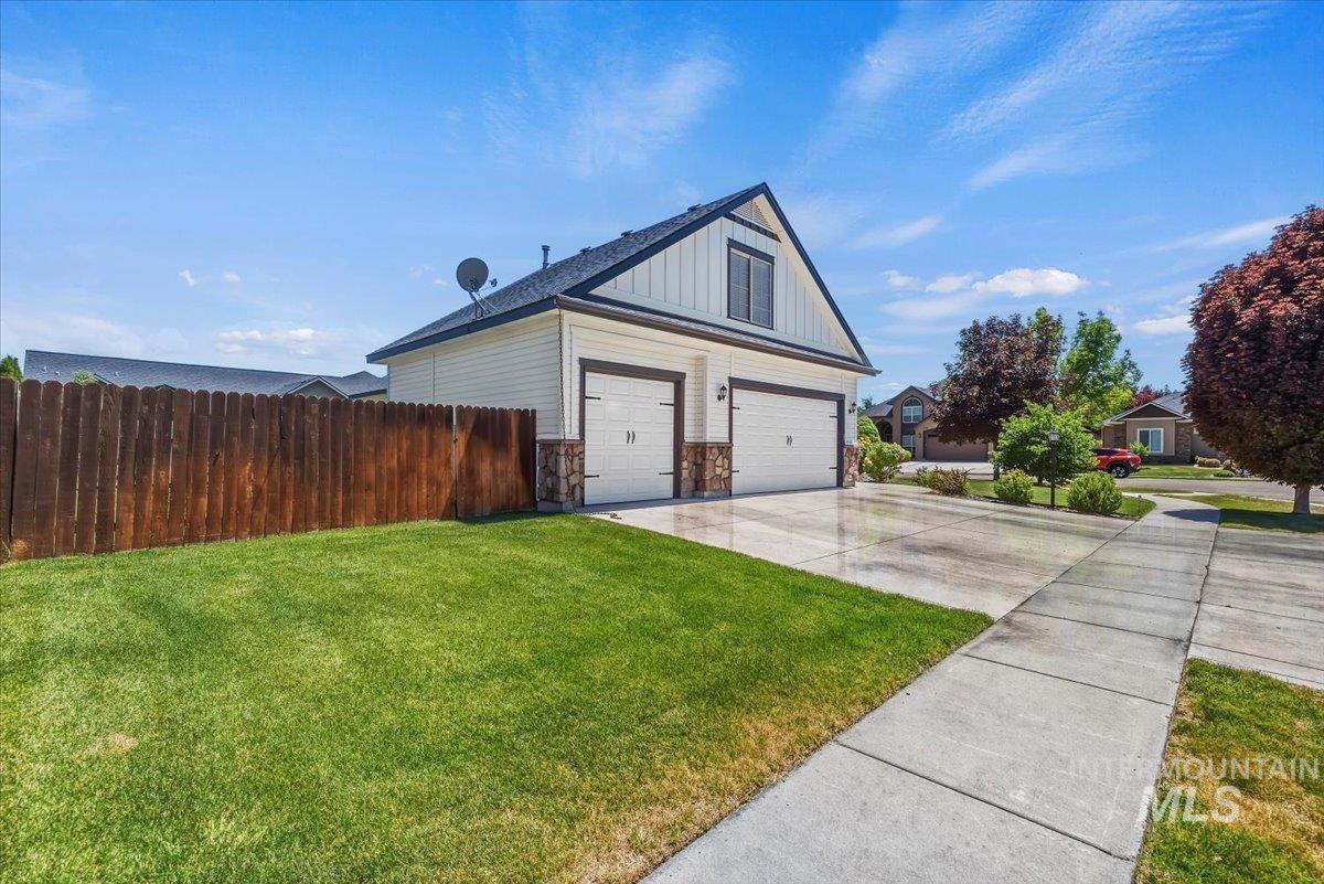 2229 W Rock Creek Dr., Nampa, Idaho 83686, 5 Bedrooms, 3 Bathrooms, Residential For Sale, Price $664,900,MLS 98991401