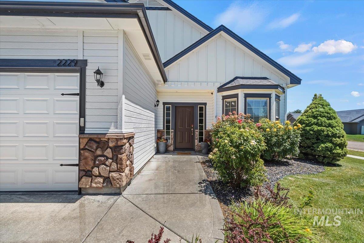 2229 W Rock Creek Dr., Nampa, Idaho 83686, 5 Bedrooms, 3 Bathrooms, Residential For Sale, Price $664,900,MLS 98991401