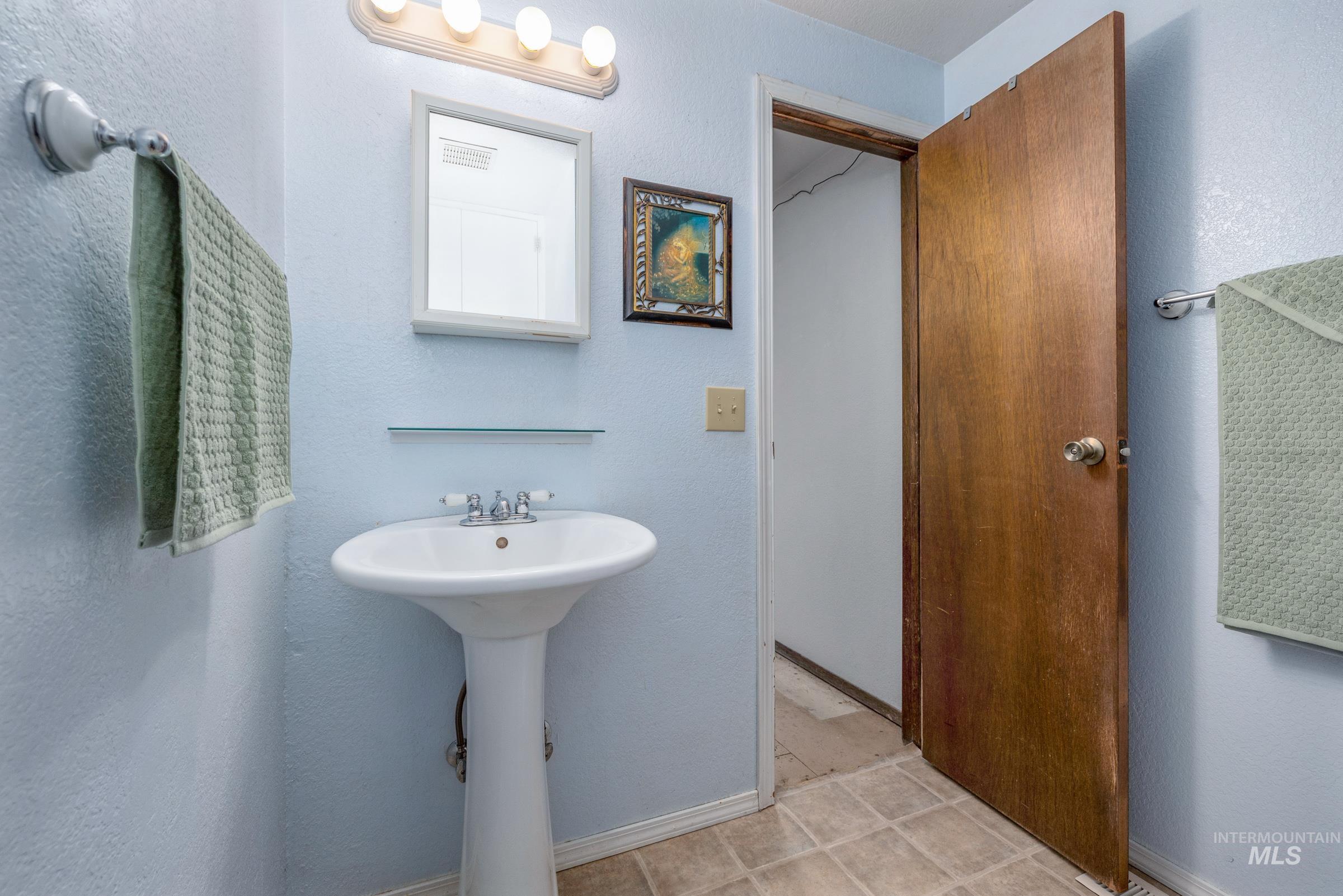 1433 W Claire St, Meridian, Idaho 83646, 3 Bedrooms, 2 Bathrooms, Residential For Sale, Price $385,000,MLS 98991405