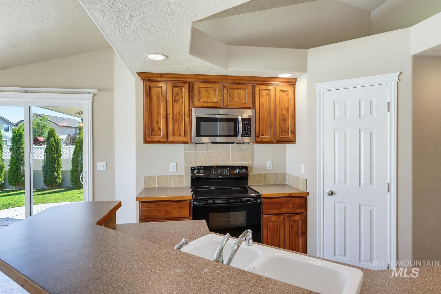 558 W Black Rock Dr, Meridian, Idaho 83646-5917, 3 Bedrooms, 2 Bathrooms, Residential For Sale, Price $465,000, 98991415