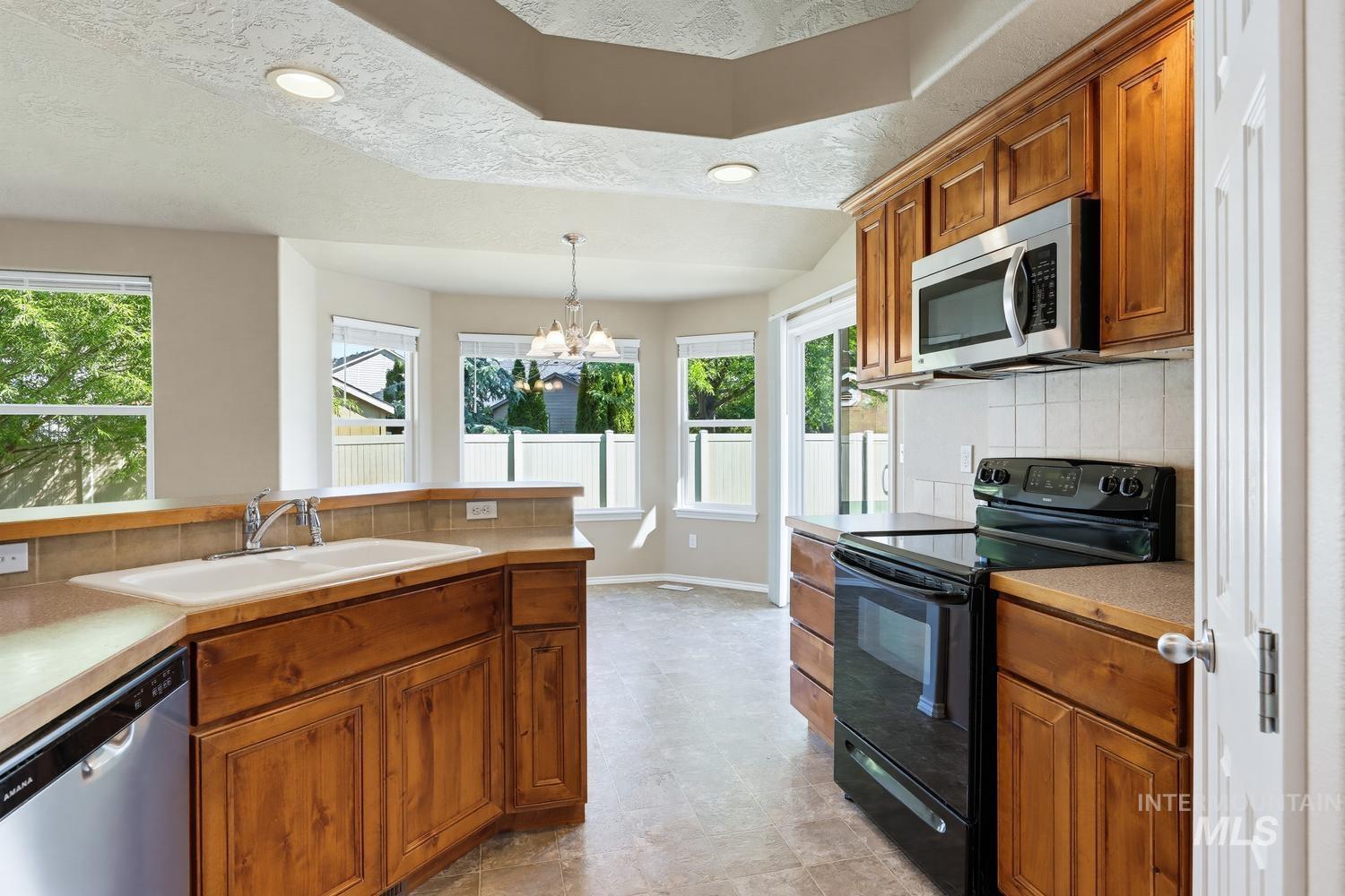 558 W Black Rock Dr, Meridian, Idaho 83646-5917, 3 Bedrooms, 2 Bathrooms, Residential For Sale, Price $465,000, 98991415