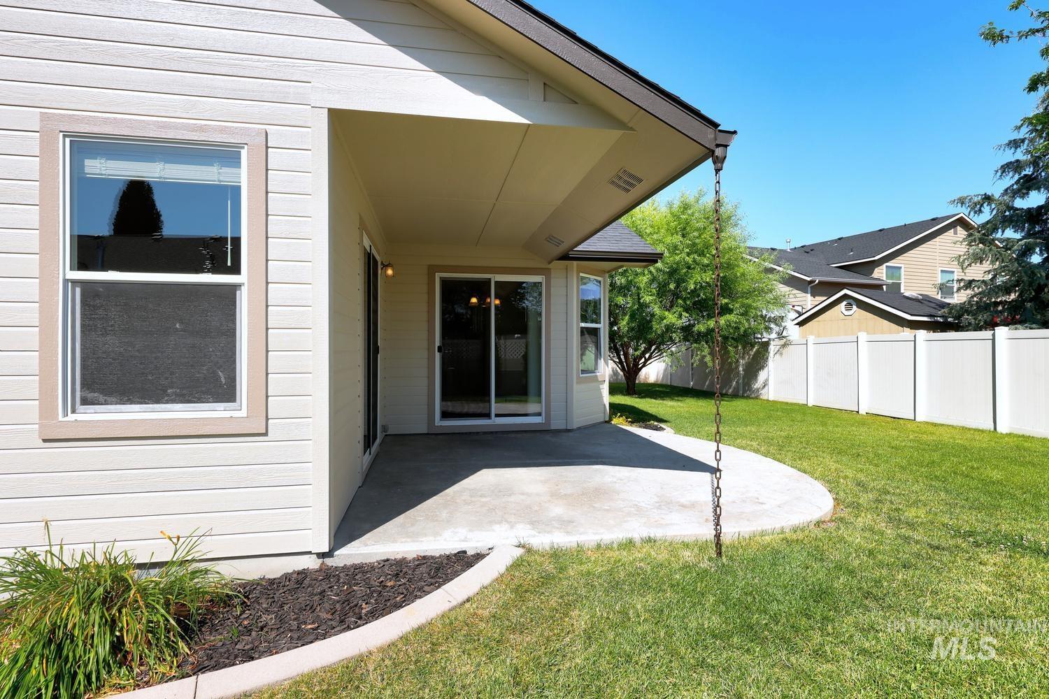 558 W Black Rock Dr, Meridian, Idaho 83646-5917, 3 Bedrooms, 2 Bathrooms, Residential For Sale, Price $465,000, 98991415