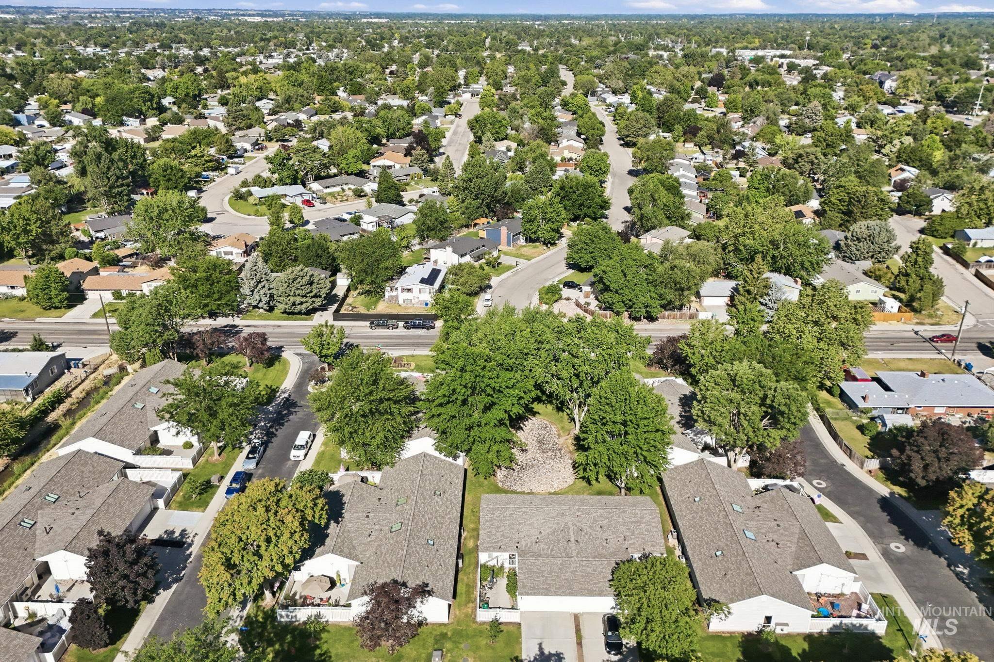 9756 W Woodland Lane, Boise, Idaho 83704, 2 Bedrooms, 2 Bathrooms, Residential For Sale, Price $399,000,MLS 98991422