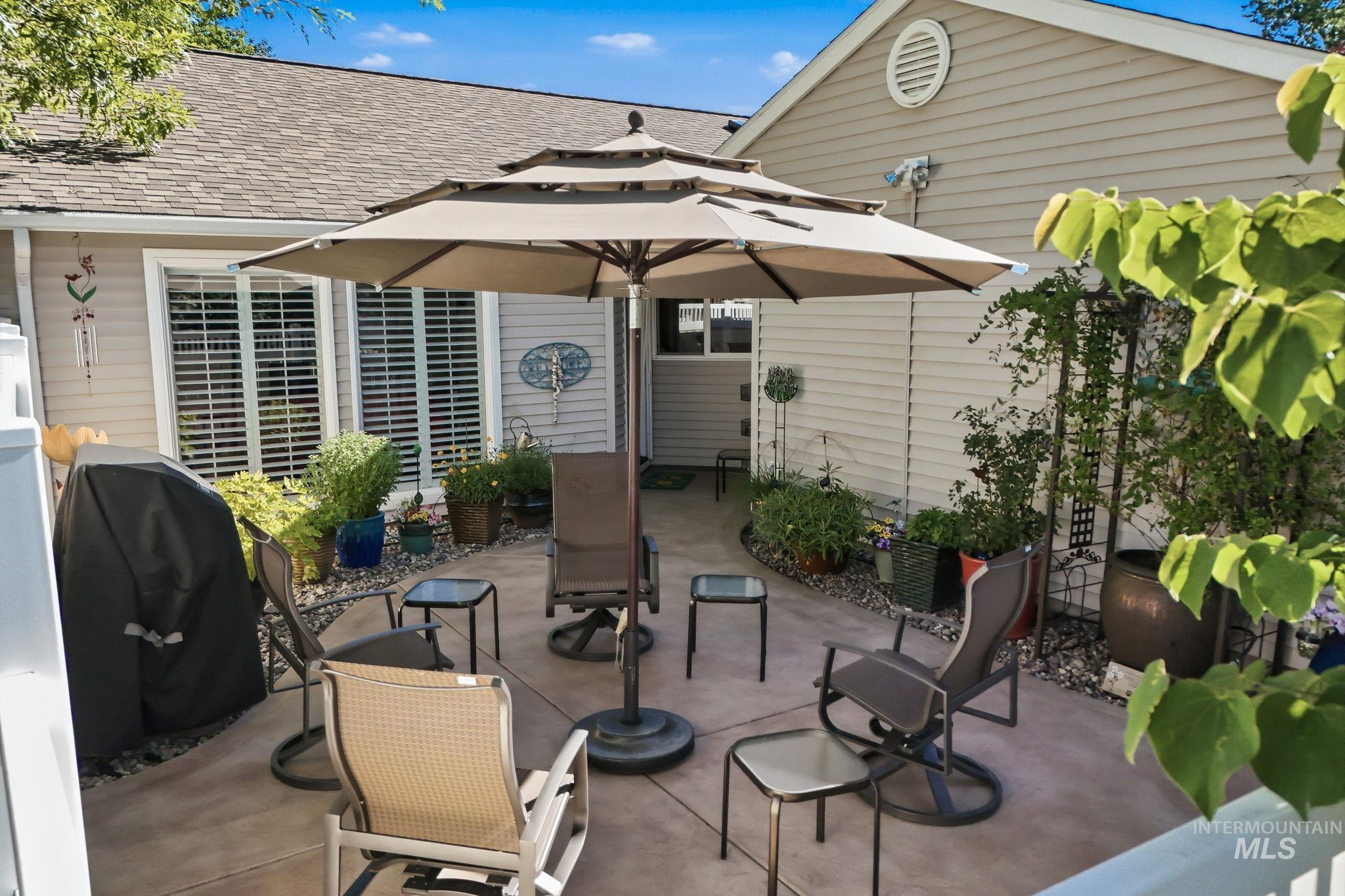 9756 W Woodland Lane, Boise, Idaho 83704, 2 Bedrooms, 2 Bathrooms, Residential For Sale, Price $399,000,MLS 98991422