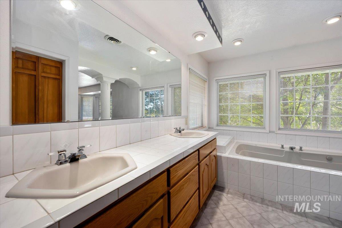 1672 Briarwood Ln, Twin Falls, Idaho 83301-8707, 3 Bedrooms, 3 Bathrooms, Residential For Sale, Price $820,000,MLS 98991427