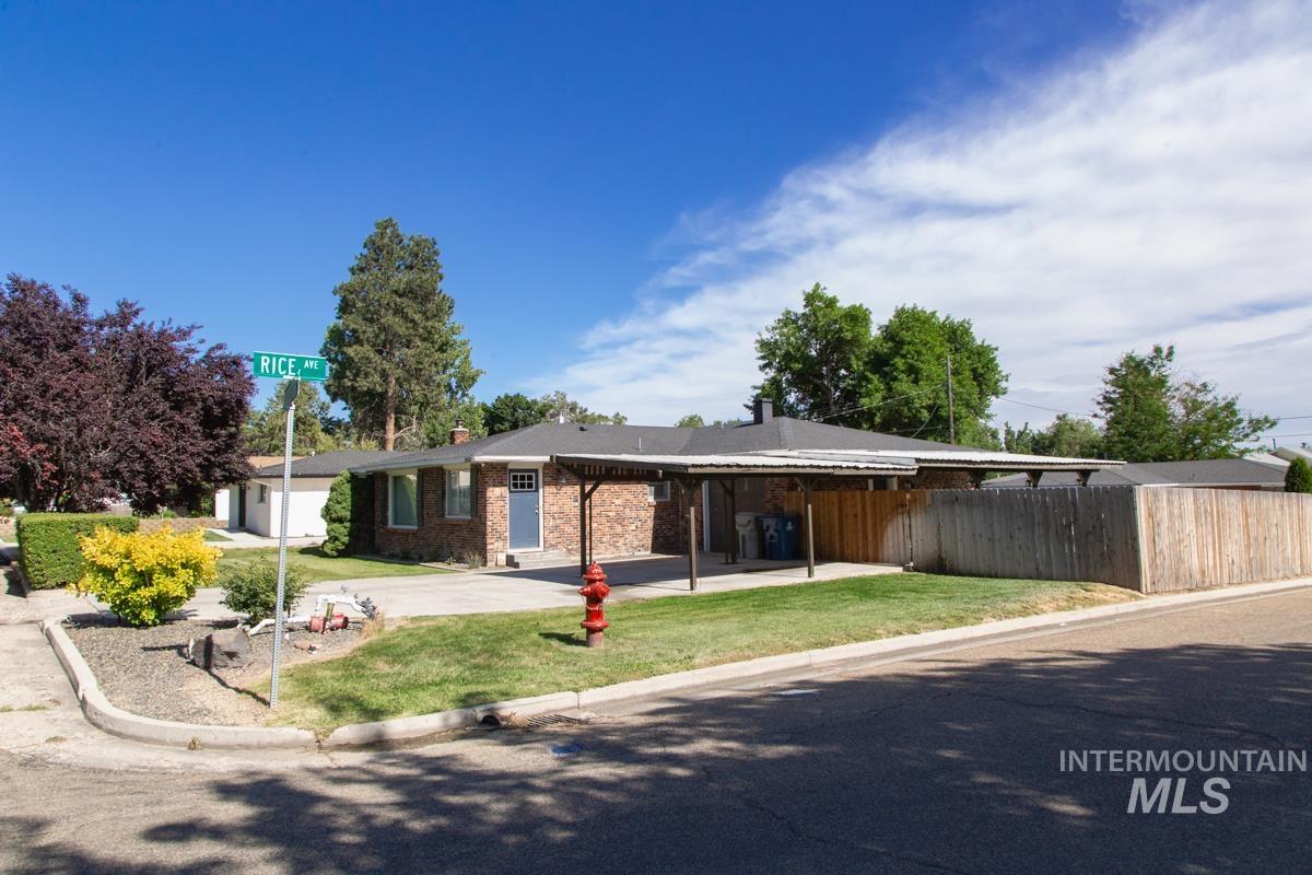 1404 Rochester, Caldwell, Idaho 83605, 3 Bedrooms, 2 Bathrooms, Residential For Sale, Price $399,999,MLS 98991429