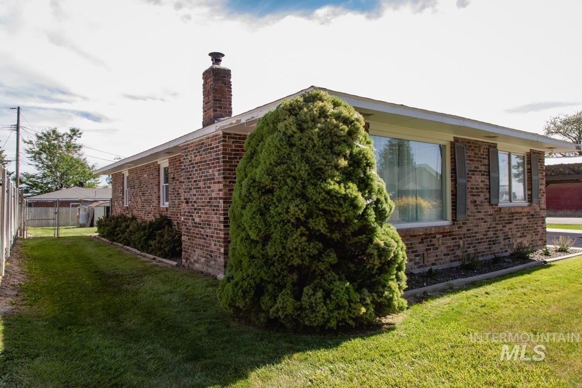 1404 Rochester, Caldwell, Idaho 83605, 3 Bedrooms, 2 Bathrooms, Residential For Sale, Price $420,000,MLS 98991429
