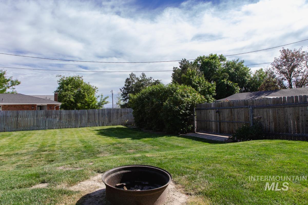 1404 Rochester, Caldwell, Idaho 83605, 3 Bedrooms, 2 Bathrooms, Residential For Sale, Price $420,000,MLS 98991429