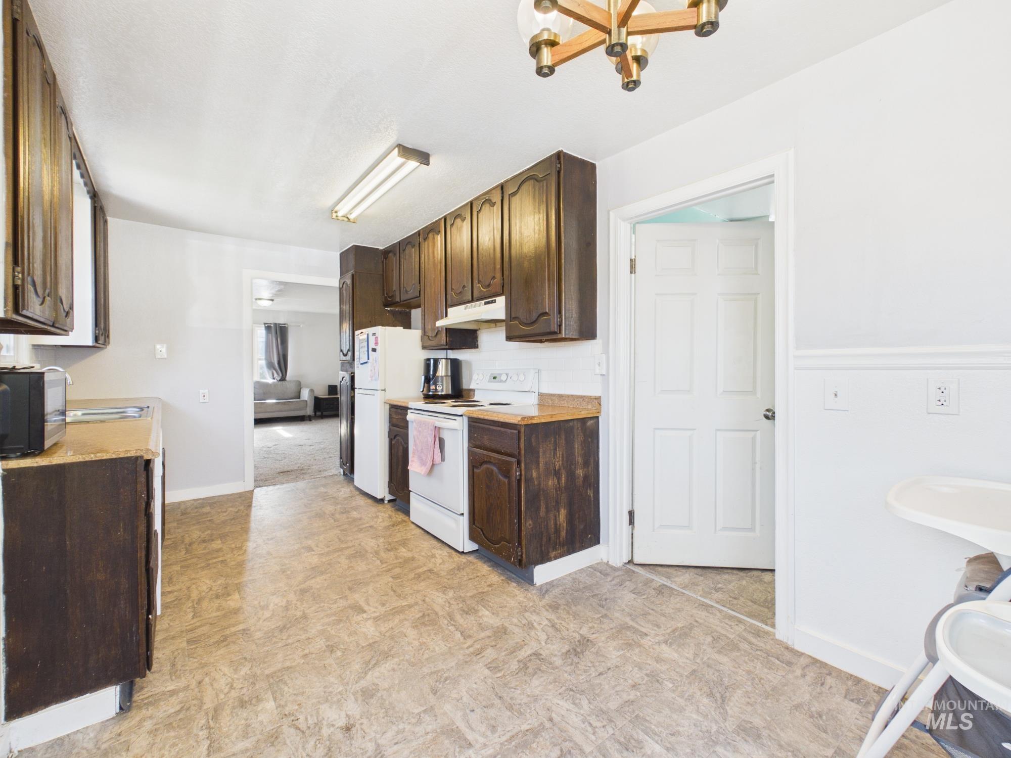 204 Anderson St, Caldwell, Idaho 83605, 3 Bedrooms, 1.5 Bathrooms, Residential For Sale, Price $325,000,MLS 98991446