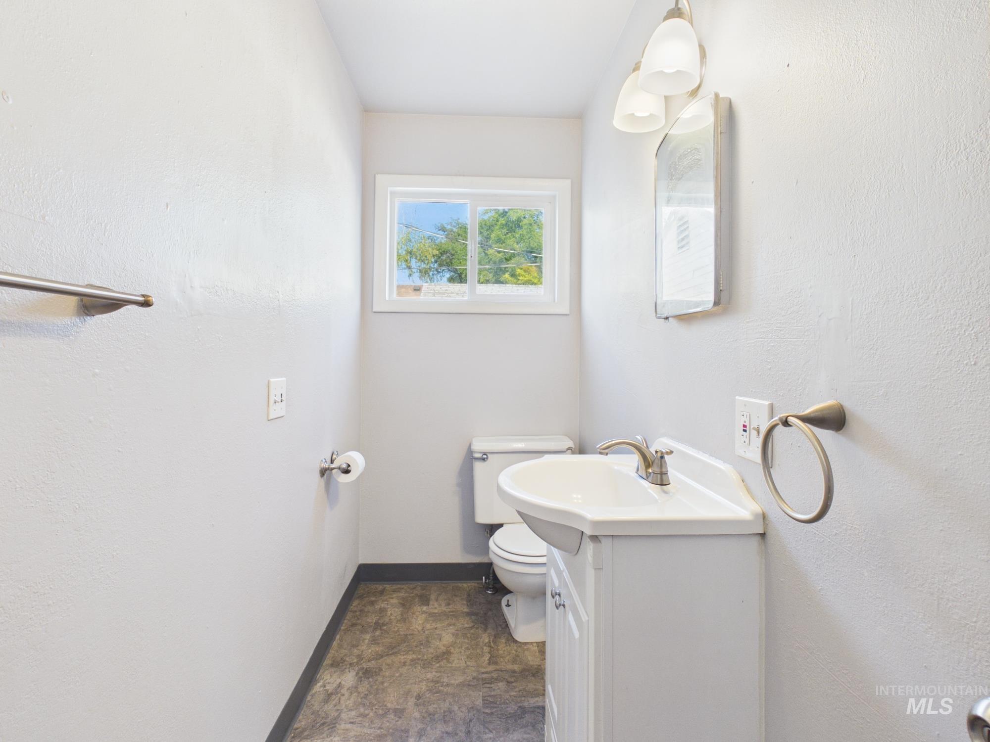 204 Anderson St, Caldwell, Idaho 83605, 3 Bedrooms, 1.5 Bathrooms, Residential For Sale, Price $325,000,MLS 98991446