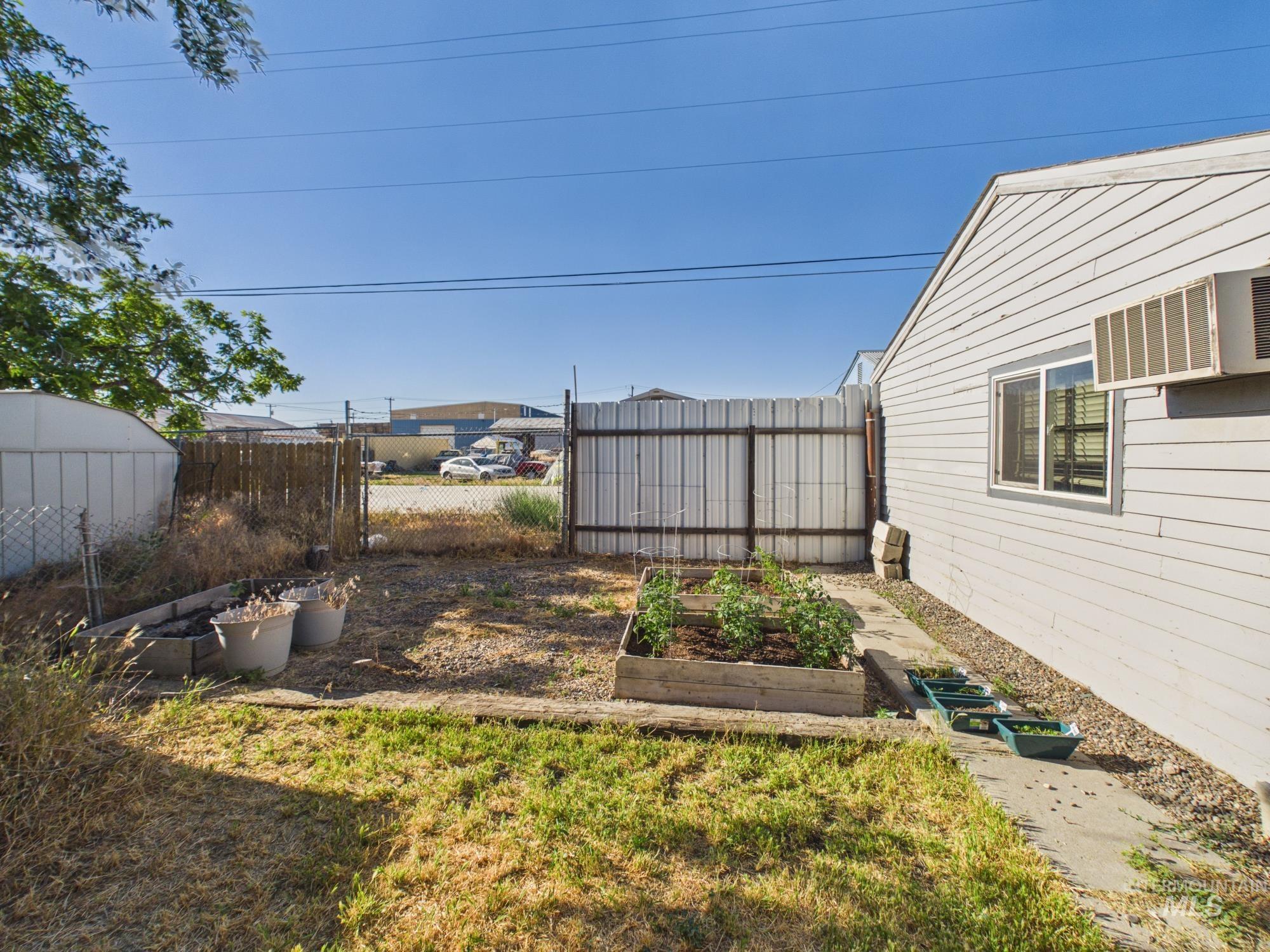 204 Anderson St, Caldwell, Idaho 83605, 3 Bedrooms, 1.5 Bathrooms, Residential For Sale, Price $325,000,MLS 98991446