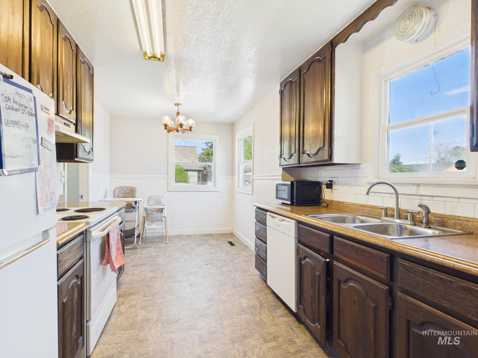 204 Anderson St, Caldwell, Idaho 83605, 3 Bedrooms, 1.5 Bathrooms, Residential For Sale, Price $325,000,MLS 98991446