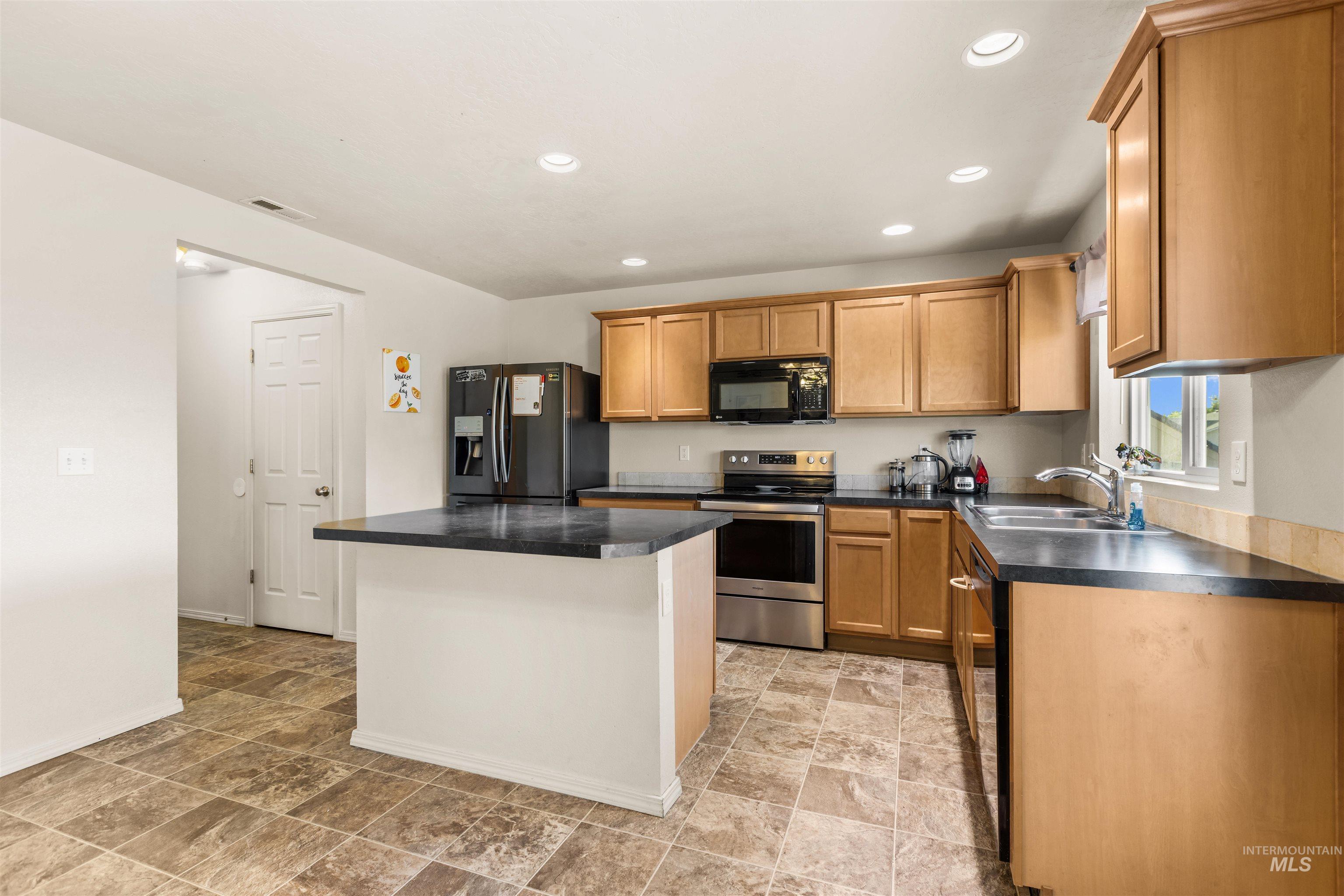 11800 Altamont St, Caldwell, Idaho 83605-5510, 3 Bedrooms, 2.5 Bathrooms, Residential For Sale, Price $374,999, 98991499