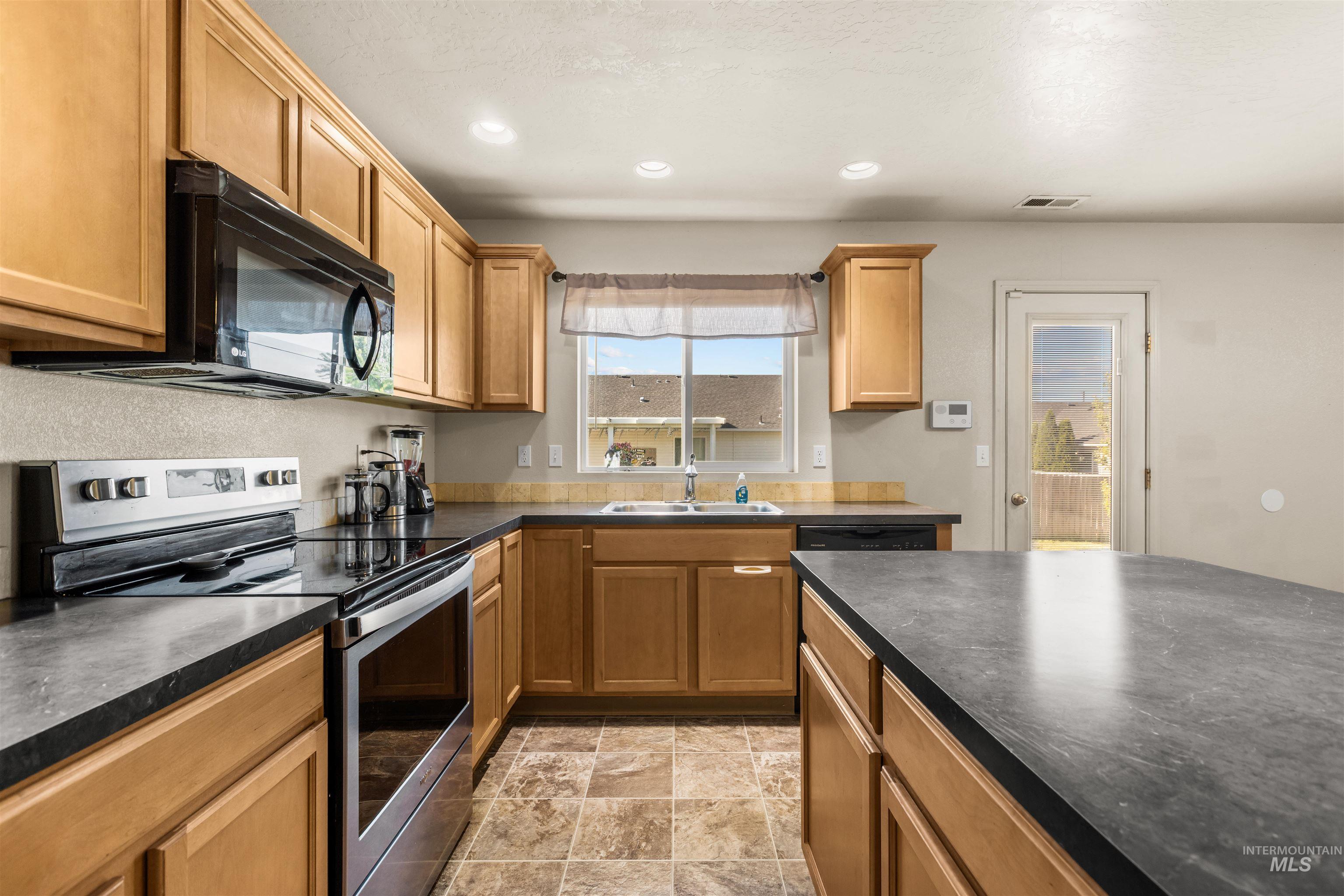 11800 Altamont St, Caldwell, Idaho 83605-5510, 3 Bedrooms, 2.5 Bathrooms, Residential For Sale, Price $374,999, 98991499
