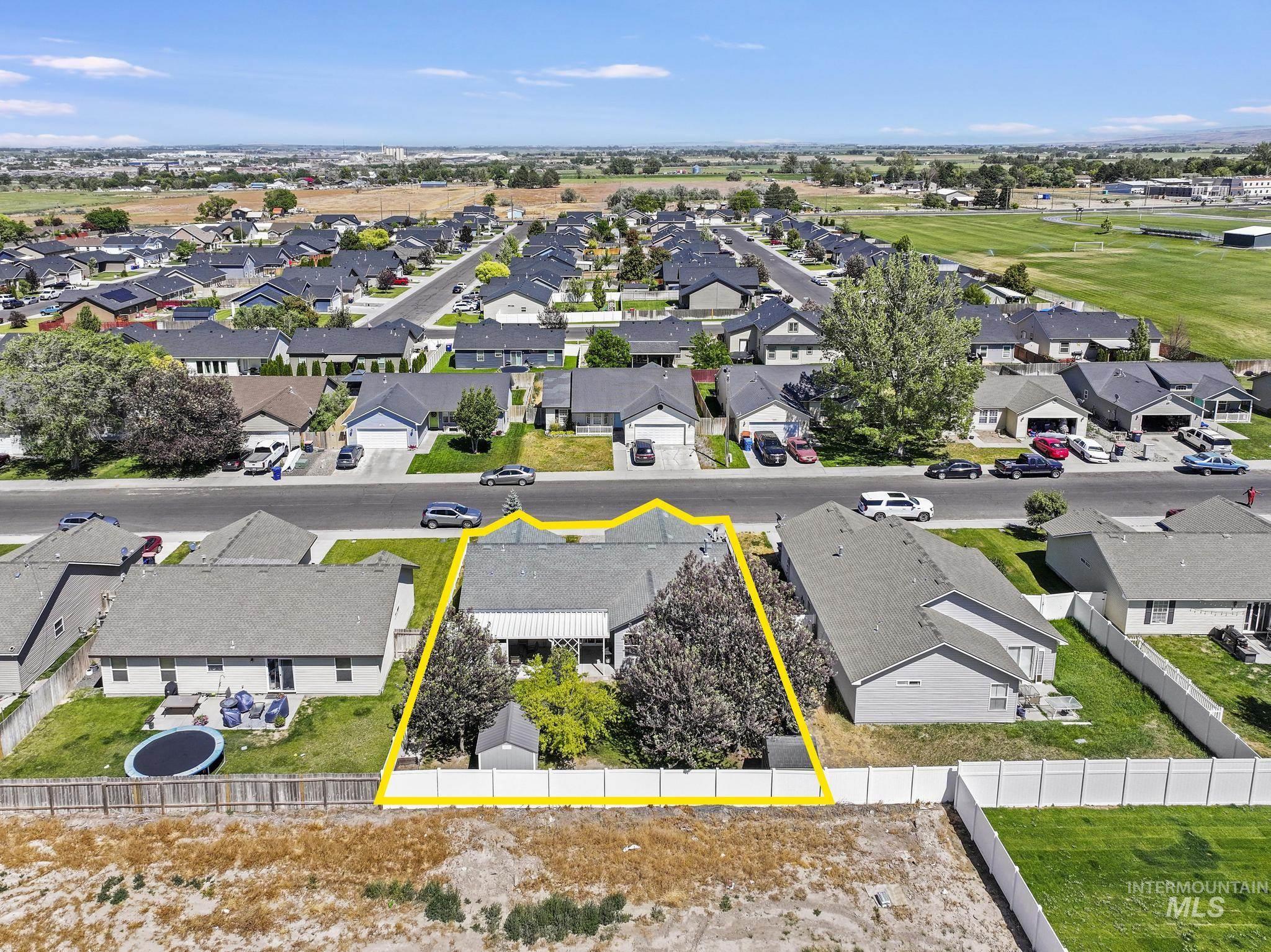 1392 Valencia Avenue, Twin Falls, Idaho 83301, 3 Bedrooms, 2 Bathrooms, Residential For Sale, Price $325,000,MLS 98991512