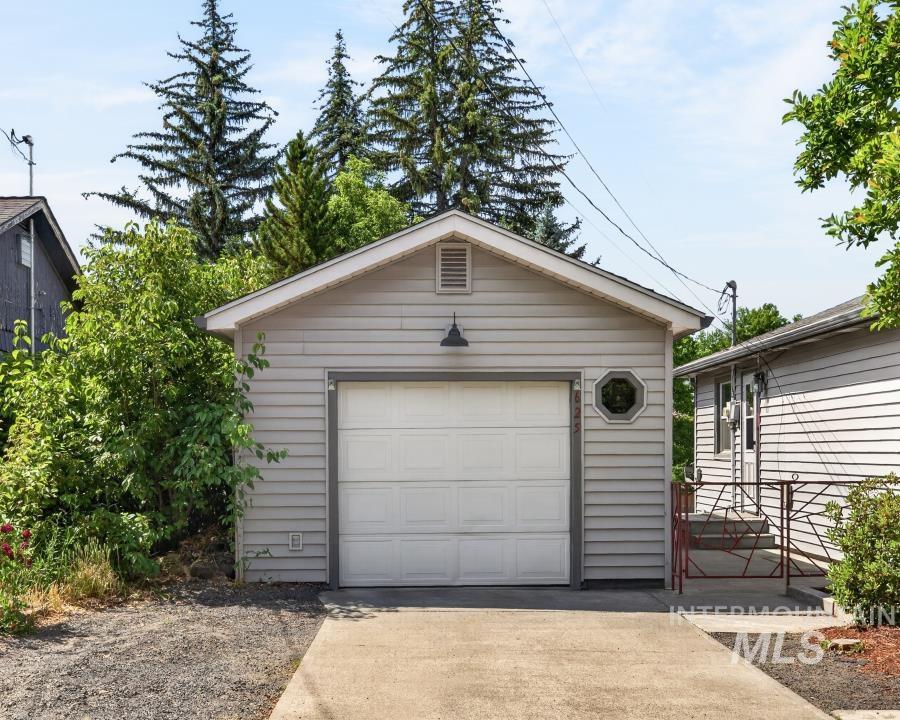 625 E 6th St, Moscow, Idaho 83843, 4 Bedrooms, 2 Bathrooms, Residential For Sale, Price $450,000, 98991513