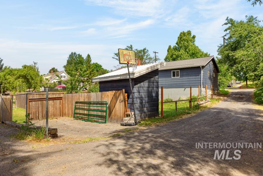 625 E 6th St, Moscow, Idaho 83843, 4 Bedrooms, 2 Bathrooms, Residential For Sale, Price $450,000, 98991513