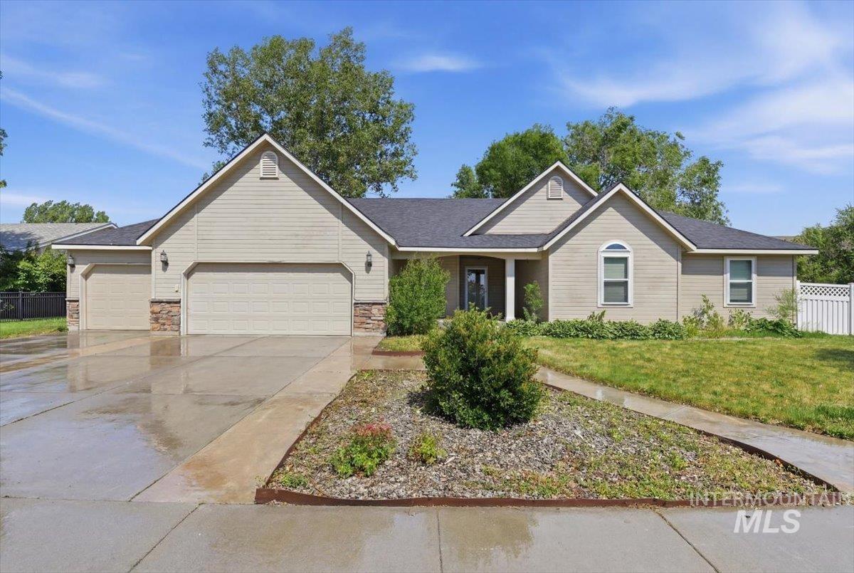 2374 NE Trinity Ave, Mountain Home, Idaho 83647, 3 Bedrooms, 2 Bathrooms, Residential For Sale, Price $365,000,MLS 98991525