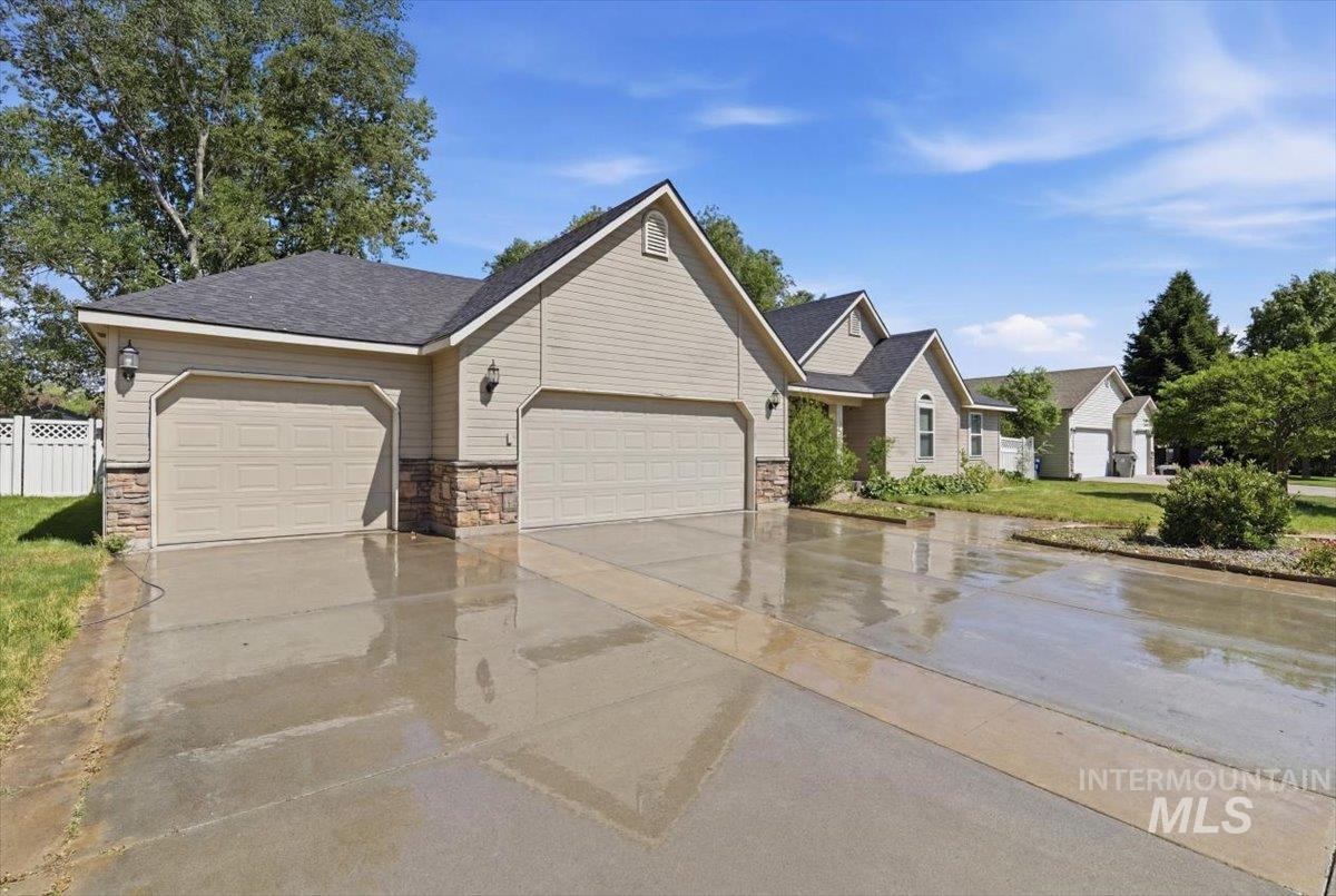 2374 NE Trinity Ave, Mountain Home, Idaho 83647, 3 Bedrooms, 2 Bathrooms, Residential For Sale, Price $365,000,MLS 98991525