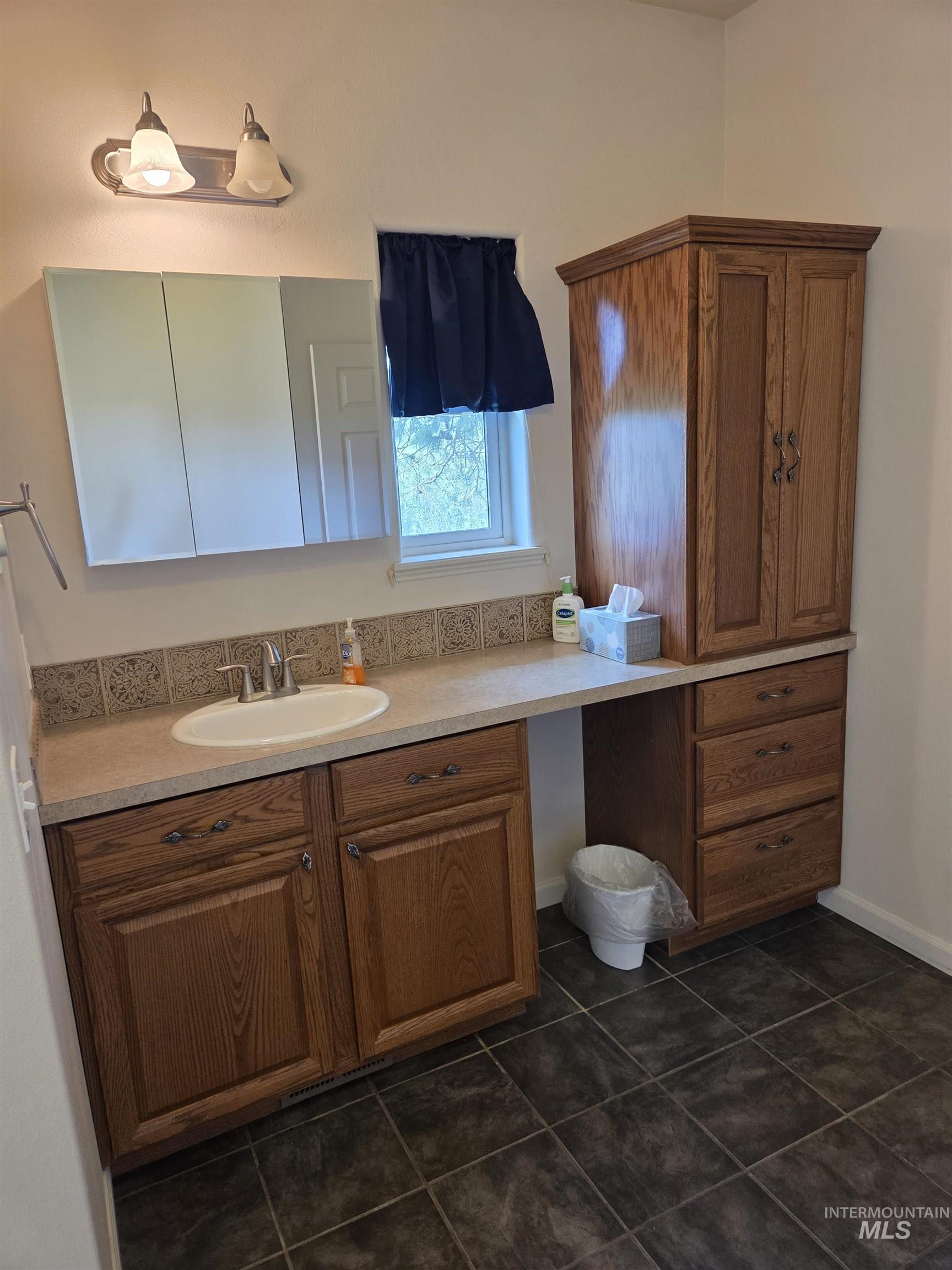 1085 Wallen Road, Moscow, Idaho 83843, 3 Bedrooms, 3 Bathrooms, Residential For Sale, Price $899,000, 98991526