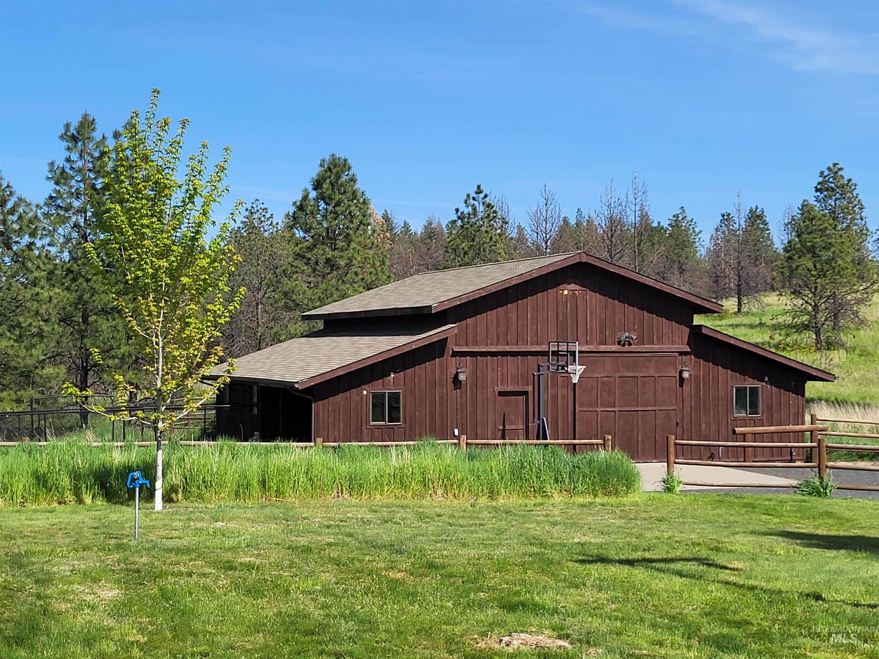1085 Wallen Road, Moscow, Idaho 83843, 3 Bedrooms, 3 Bathrooms, Residential For Sale, Price $899,000, 98991526