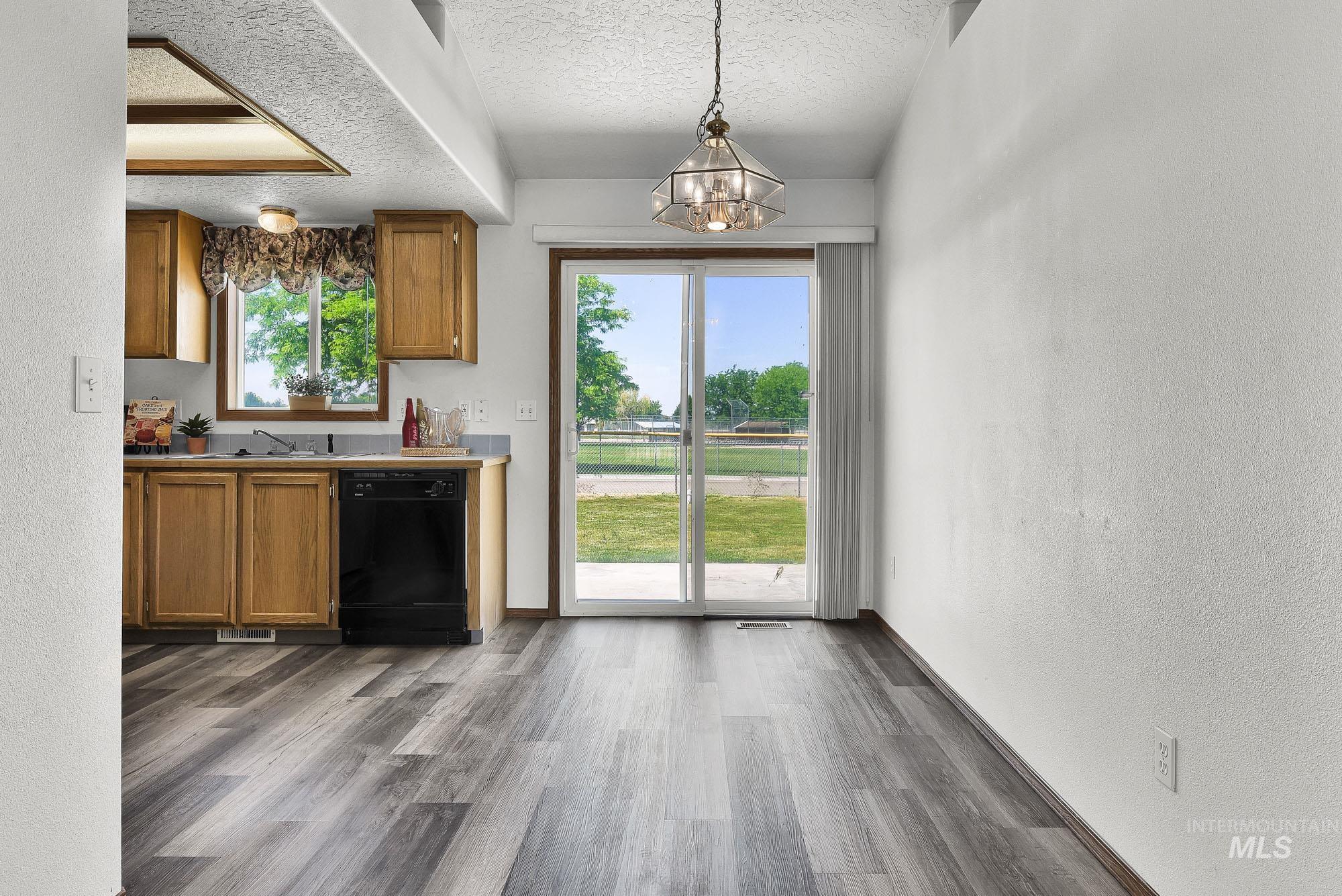 719 Trailside Dr, Caldwell, Idaho 83607-1503, 3 Bedrooms, 2 Bathrooms, Residential For Sale, Price $338,950,MLS 98991543