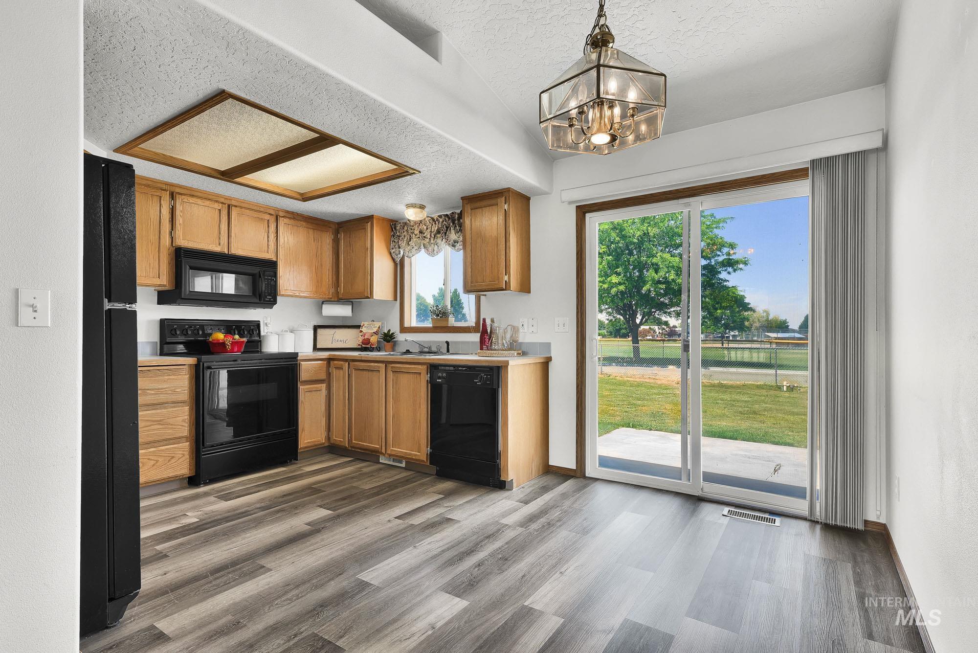 719 Trailside Dr, Caldwell, Idaho 83607-1503, 3 Bedrooms, 2 Bathrooms, Residential For Sale, Price $338,950,MLS 98991543
