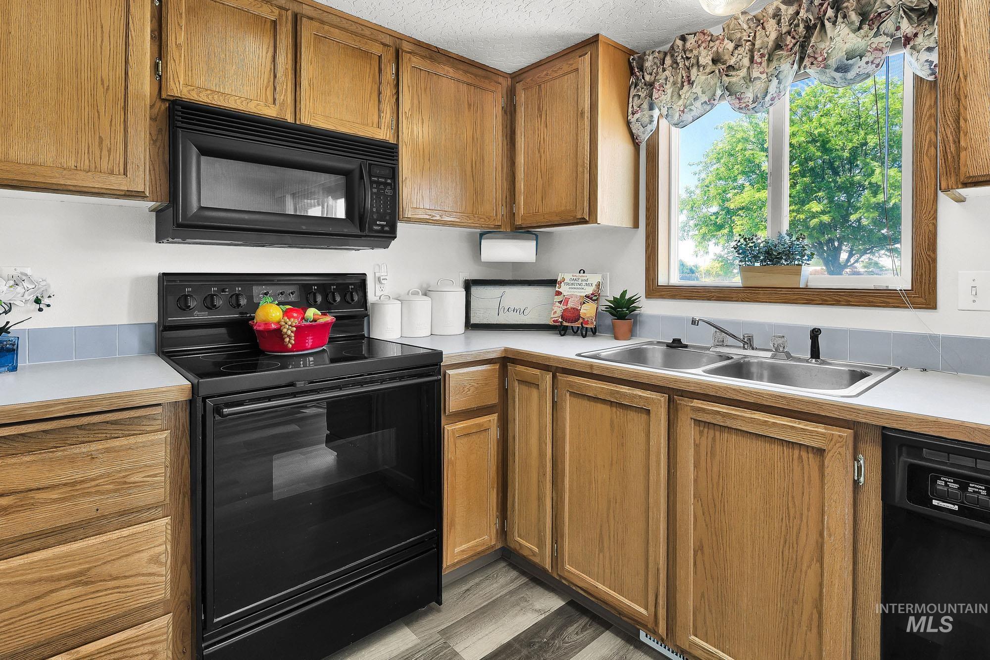 719 Trailside Dr, Caldwell, Idaho 83607-1503, 3 Bedrooms, 2 Bathrooms, Residential For Sale, Price $338,950,MLS 98991543