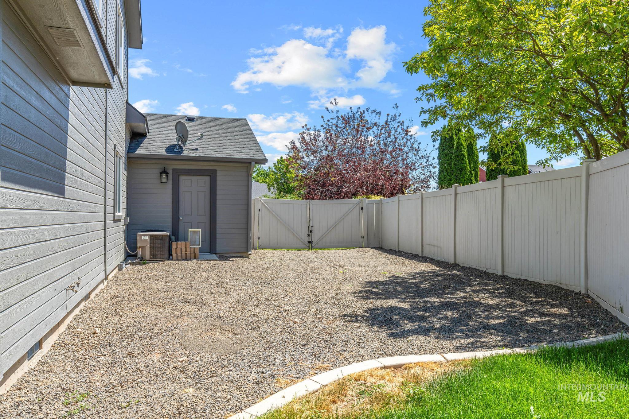 2001 N Van Dyke Ave, Kuna, Idaho 83634-5362, 5 Bedrooms, 2.5 Bathrooms, Residential For Sale, Price $535,000,MLS 98991552