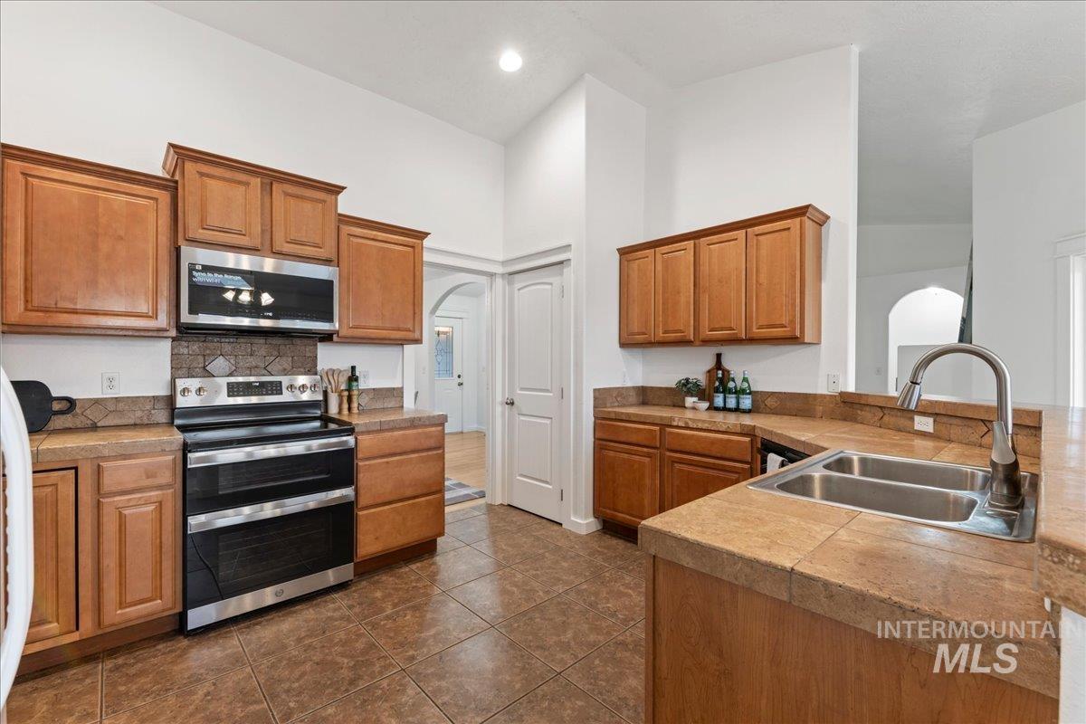 1231 N 14th East, Mountain Home, Idaho 83647, 3 Bedrooms, 2.5 Bathrooms, Residential For Sale, Price $429,900,MLS 98991562