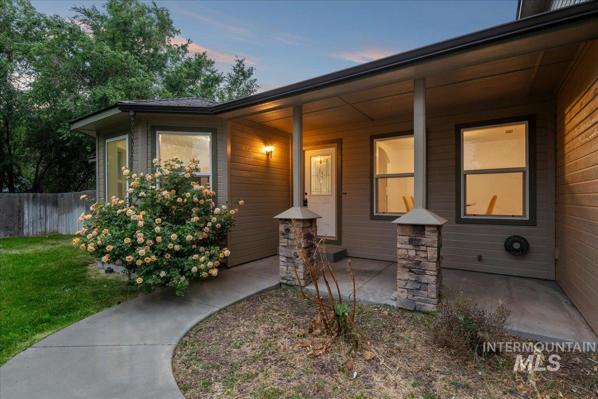 1231 N 14th East, Mountain Home, Idaho 83647, 3 Bedrooms, 2.5 Bathrooms, Residential For Sale, Price $429,900,MLS 98991562