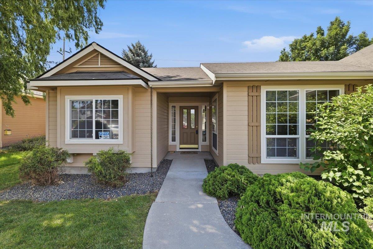 831 W Oakmont Ave, Nampa, Idaho 83686, 3 Bedrooms, 2 Bathrooms, Residential For Sale, Price $380,000,MLS 98991571