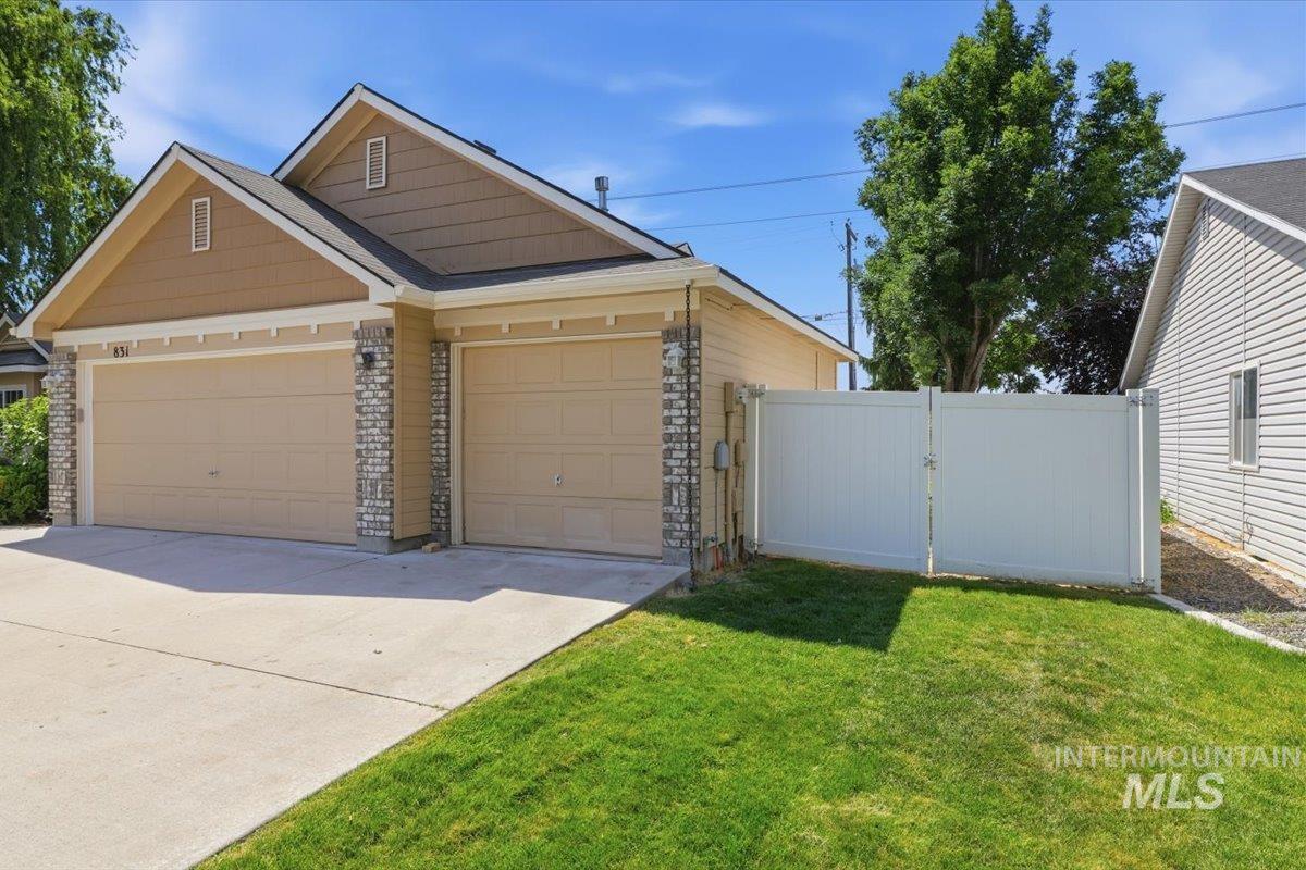 831 W Oakmont Ave, Nampa, Idaho 83686, 3 Bedrooms, 2 Bathrooms, Residential For Sale, Price $380,000,MLS 98991571