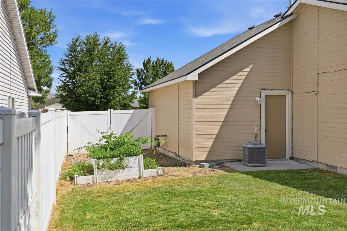 831 W Oakmont Ave, Nampa, Idaho 83686, 3 Bedrooms, 2 Bathrooms, Residential For Sale, Price $380,000,MLS 98991571