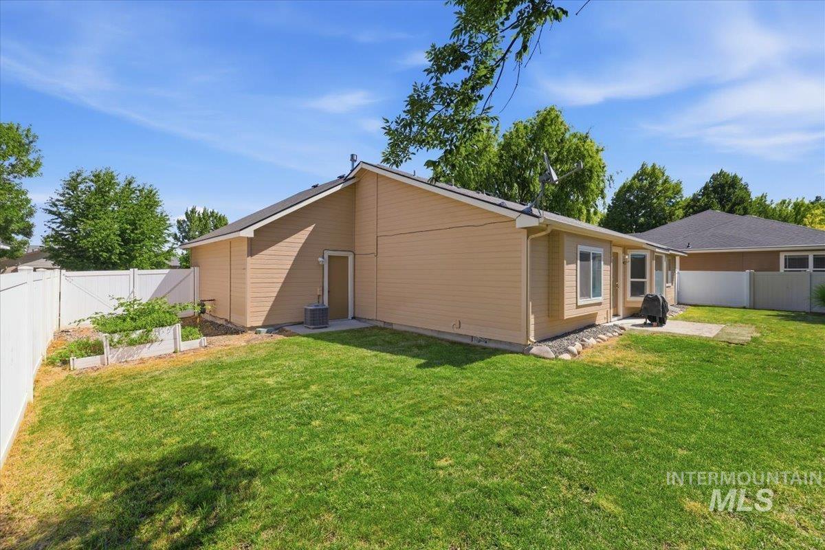 831 W Oakmont Ave, Nampa, Idaho 83686, 3 Bedrooms, 2 Bathrooms, Residential For Sale, Price $380,000,MLS 98991571