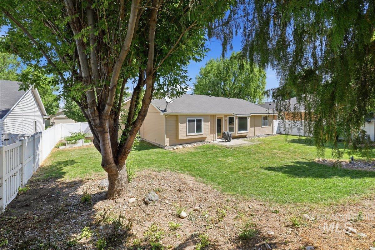831 W Oakmont Ave, Nampa, Idaho 83686, 3 Bedrooms, 2 Bathrooms, Residential For Sale, Price $380,000,MLS 98991571
