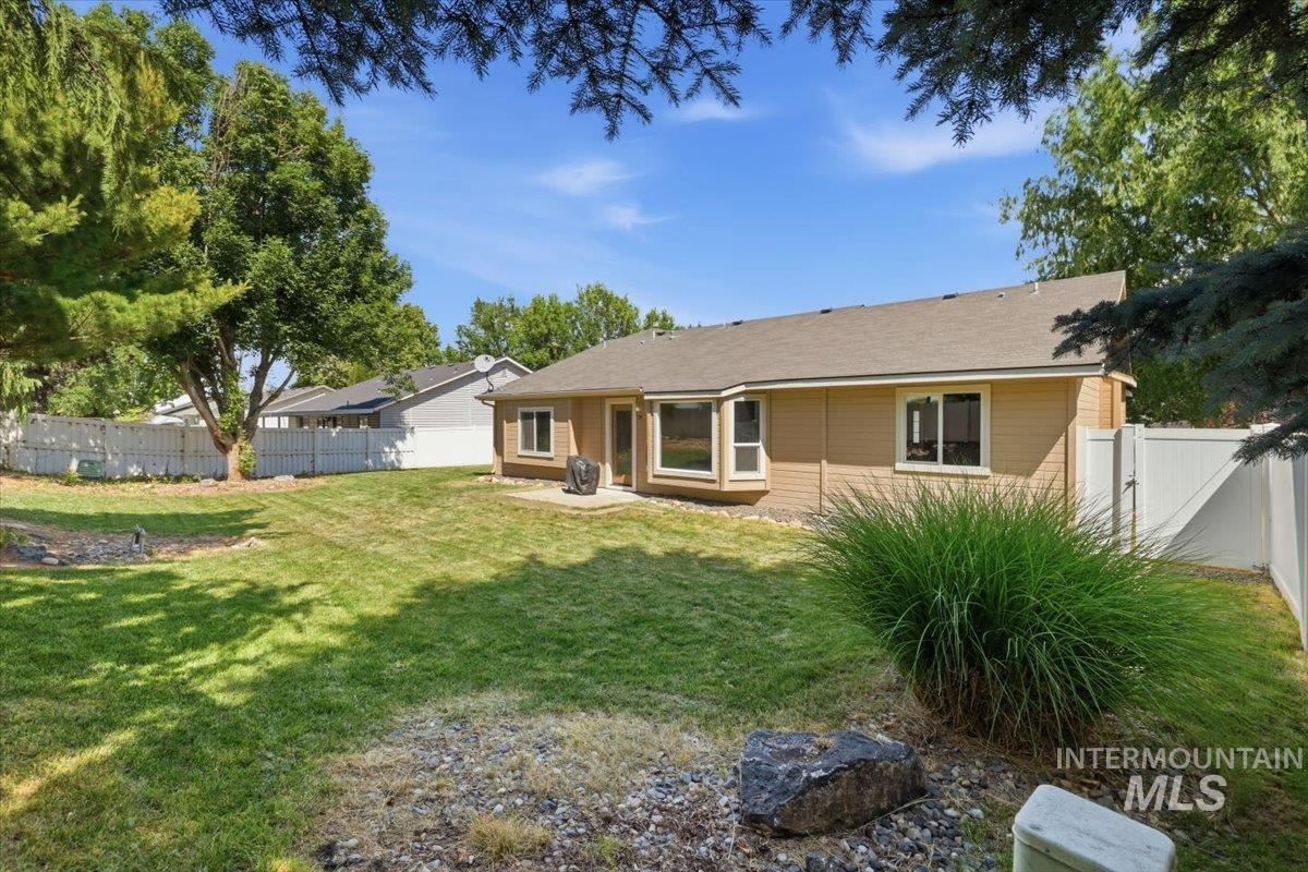 831 W Oakmont Ave, Nampa, Idaho 83686, 3 Bedrooms, 2 Bathrooms, Residential For Sale, Price $380,000,MLS 98991571